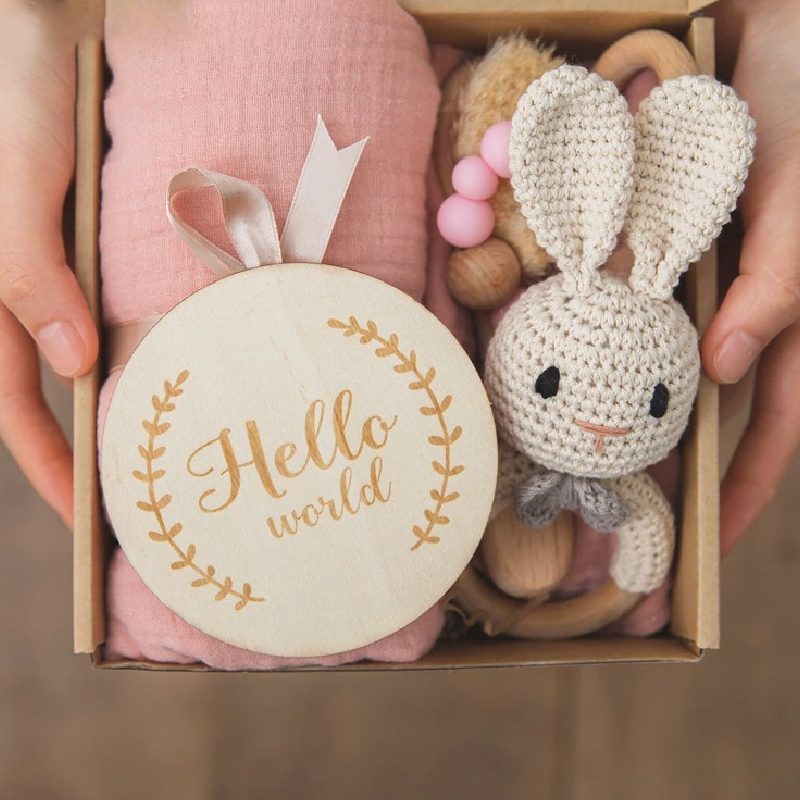 Babafürdőszett Swaddle Bibs Brush Rattle