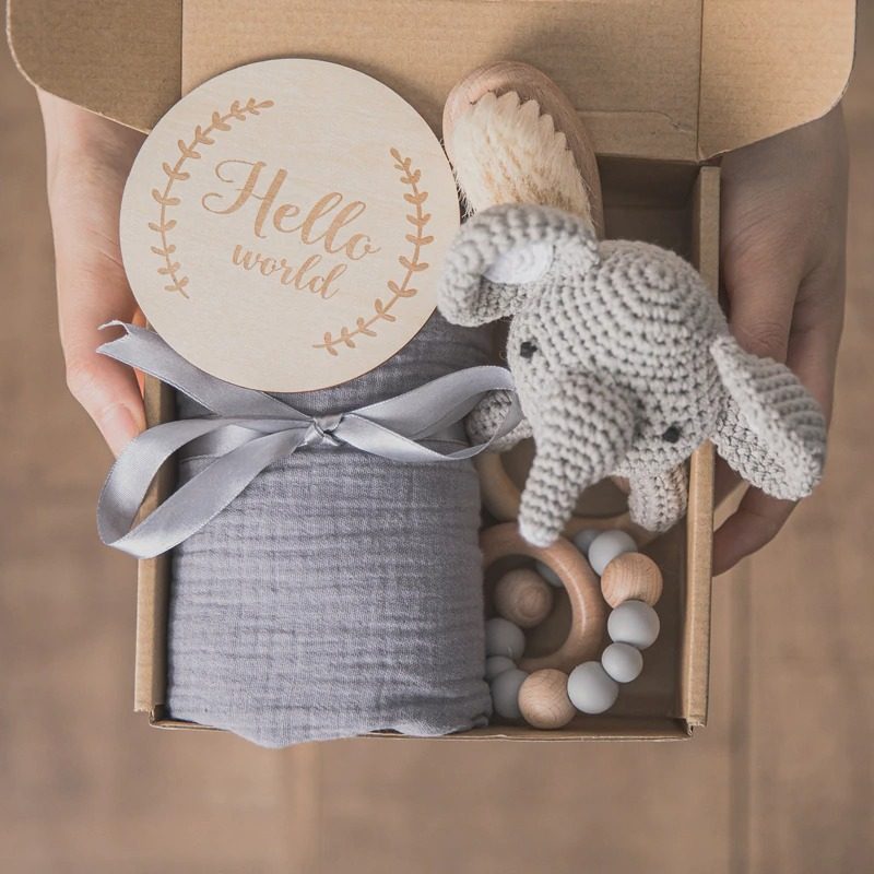 Babafürdőszett Swaddle Bibs Brush Rattle