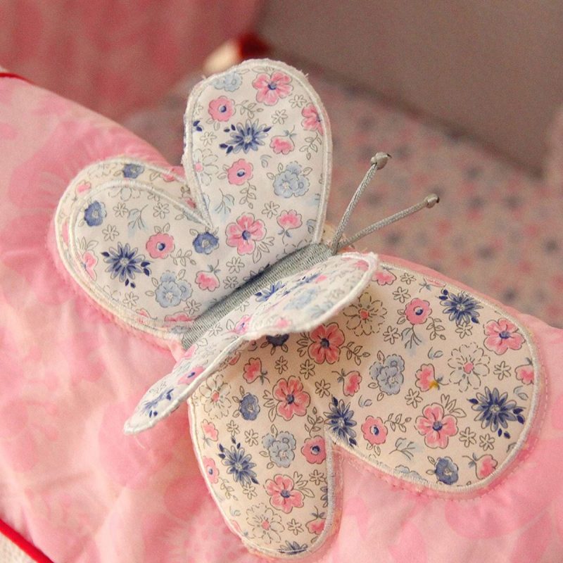 Butterfly Virágos Kiságy Ágyneműgarnitúrák Lányoknak Lökhárítós Shabby Babaágynemű Elegáns Rózsaszín Ideális 7 Részes